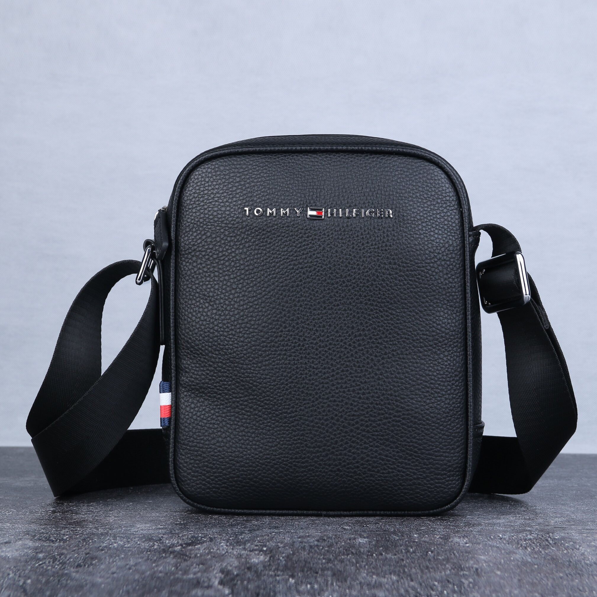 tommy hilfiger men's shoulder bags