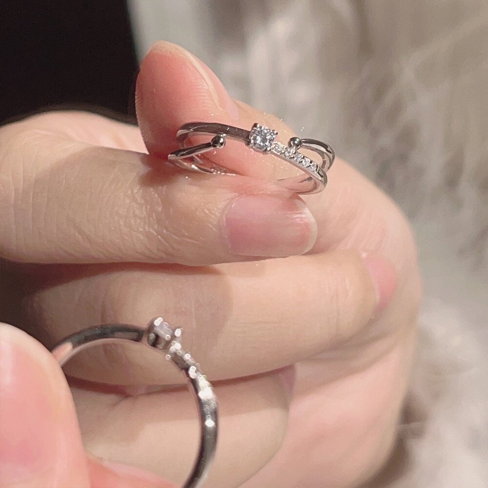 Opening white camellia ring is adjustable the small crowd can be worn by the index finger a hello girl