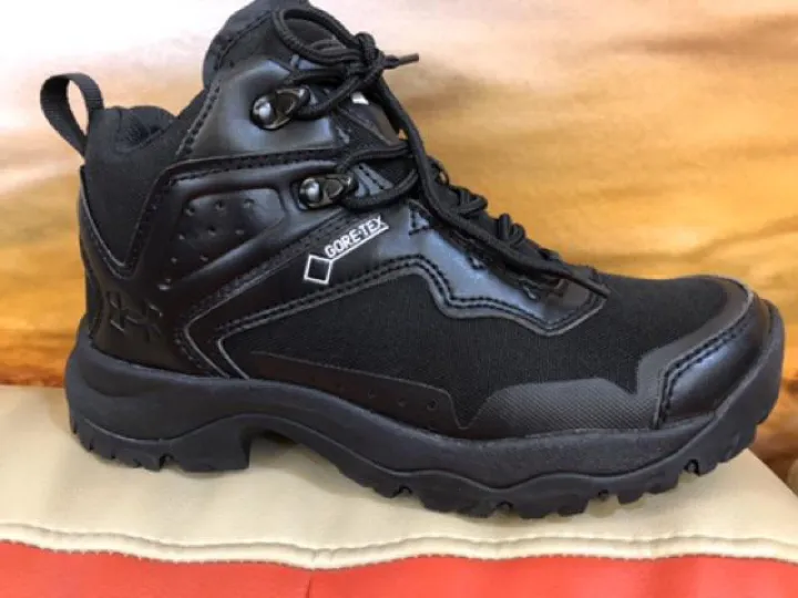 kasut taktikal under armour