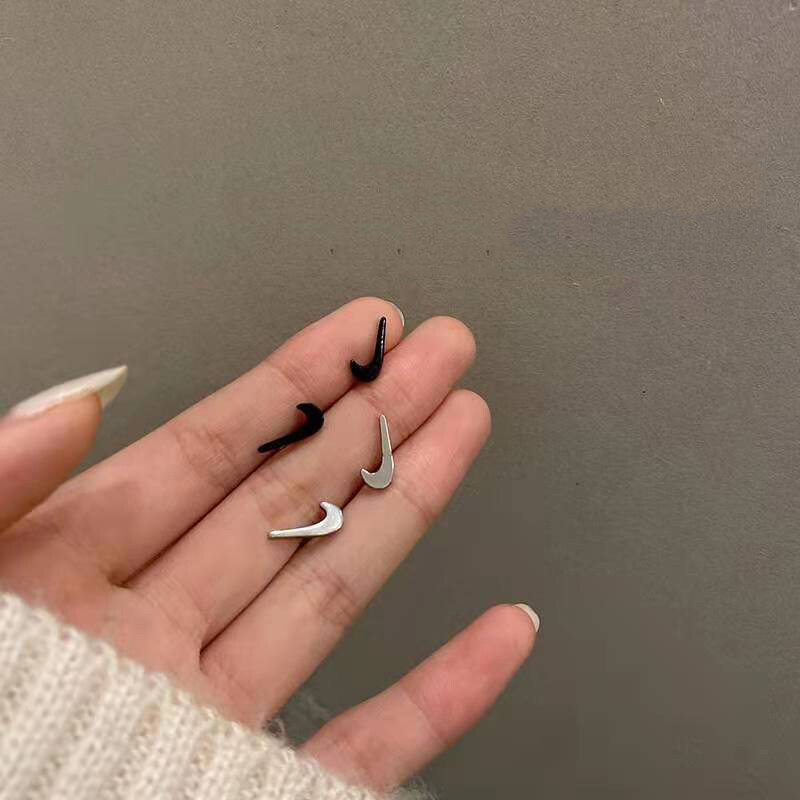 Hoa tai vòng tròn móc thời trang cho nữ IN Phong cách thể thao Chất liệu thép titan Màu đen Trắng Dấu kiểm chiến thắng Cặp đôi Bông tai