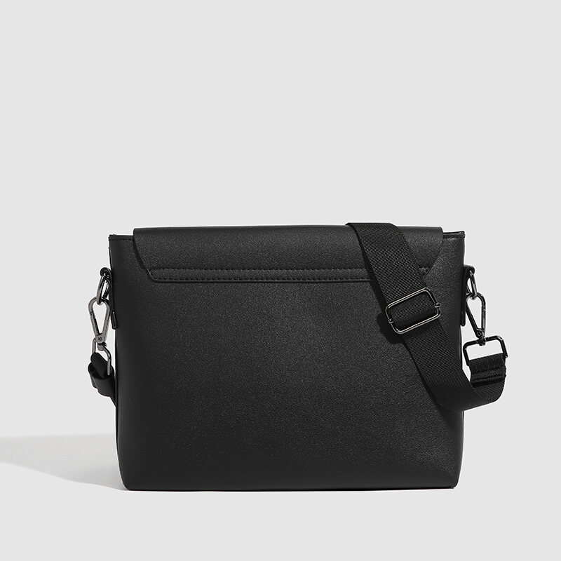 IELGY men's light and versatile simple and personalized messenger bag