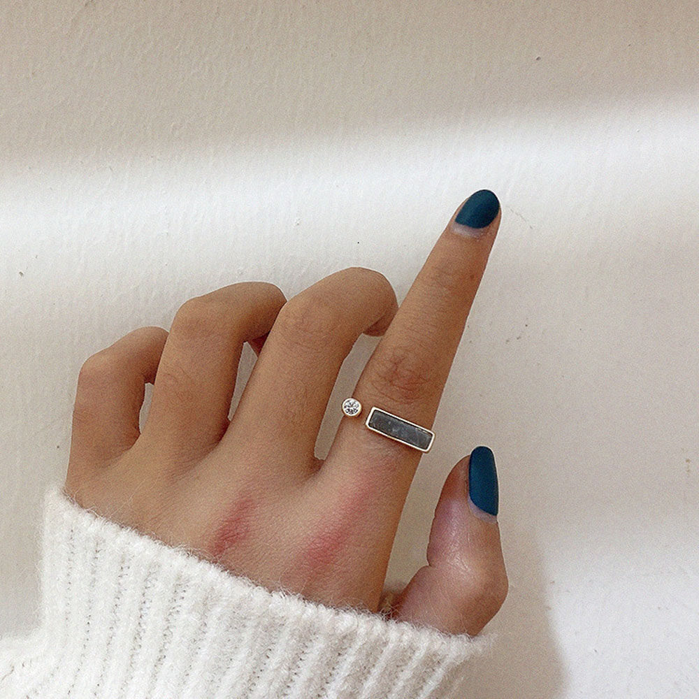 fashion ring finger
