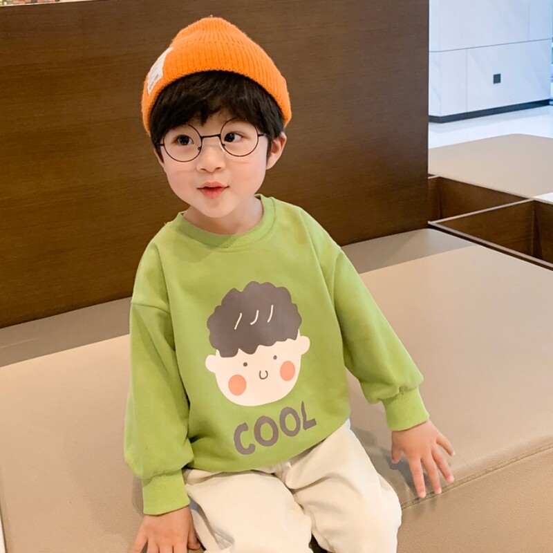 Bé trai in hoạt hình áo có mũ mỏng