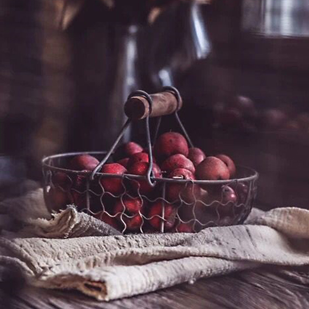Fityle Iron Storage Basket Bread Fruit Basket with Wooden Handle Home Kitchen Desktop Organizer Snack Basket