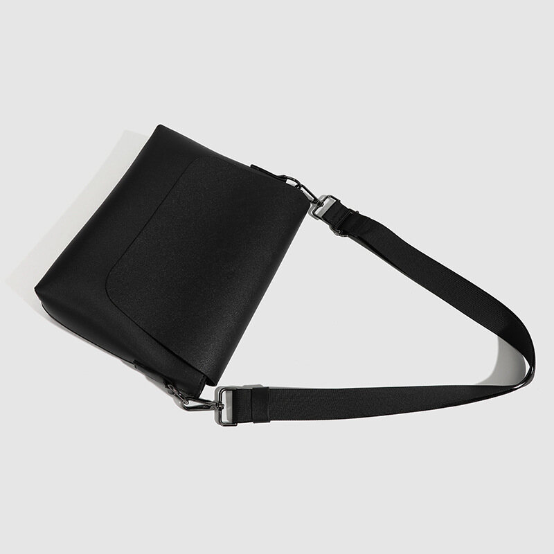 IELGY men's light and versatile simple and personalized messenger bag