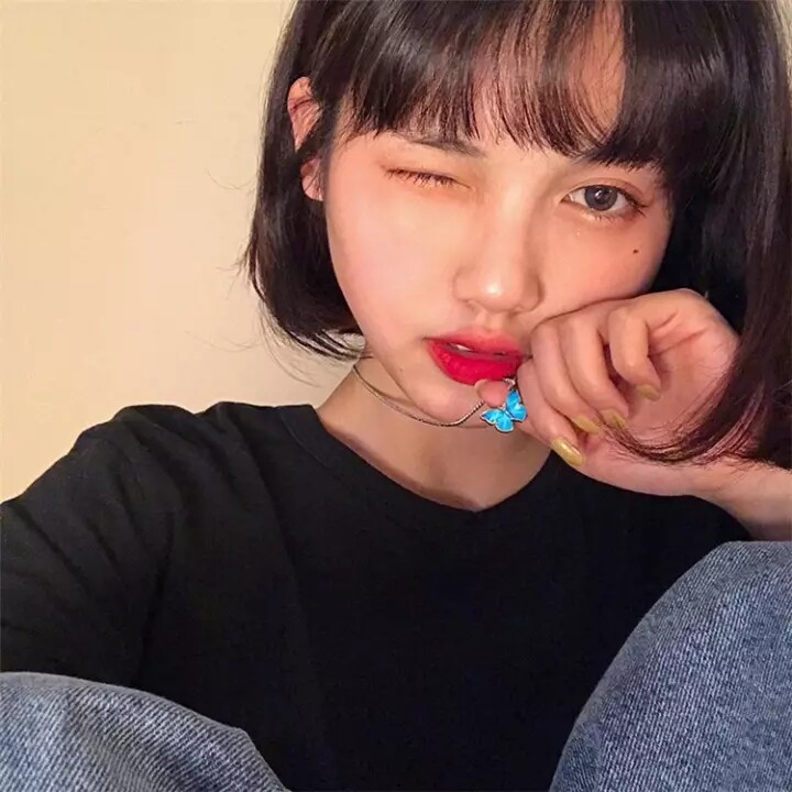 BAGOO Korean Fashion Blackpink Lisa Colorful Butterfly Choker Necklace Women Metal Pendant Statement Clavicle Chain for Women Travel Jewelry Gift