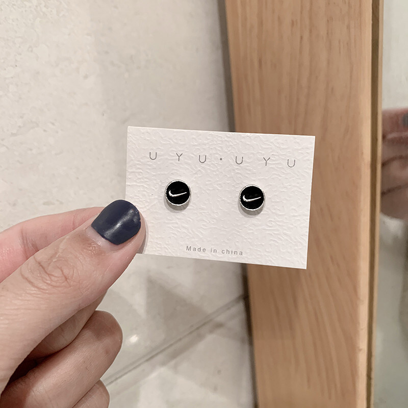 Hoa tai vòng tròn móc thời trang cho nữ IN Phong cách thể thao Chất liệu thép titan Màu đen Trắng Dấu kiểm chiến thắng Cặp đôi Bông tai