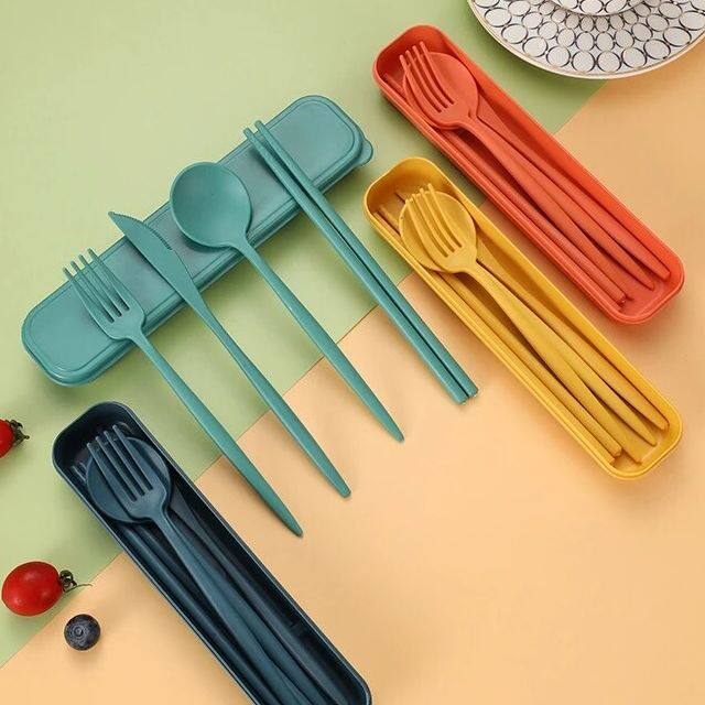 4pcs/set Cutlery Wheat Straw with Box Students Tableware Travel Portable Dinnerware Spoon Fork Chopsticks Kitchen Meal Box