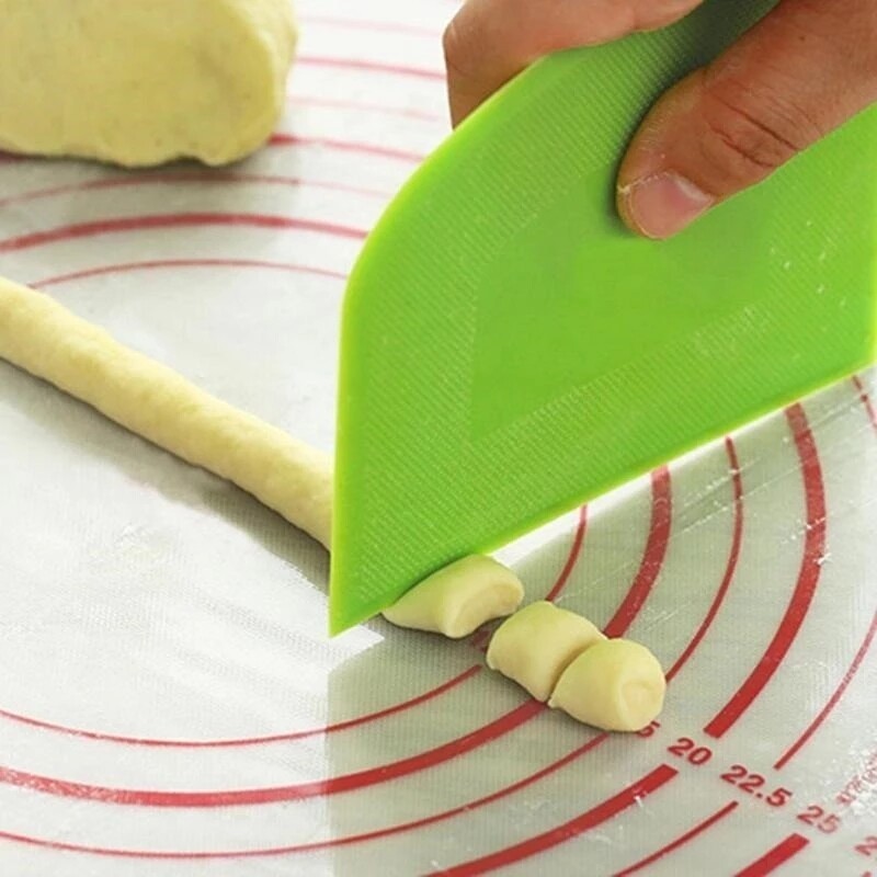 2pcs Plastic Dough Scraper Cream Smooth Cake Spatula Baking Pastry Tools Kitchen Butter Knife Dough Cutter Baking Pastry Tools