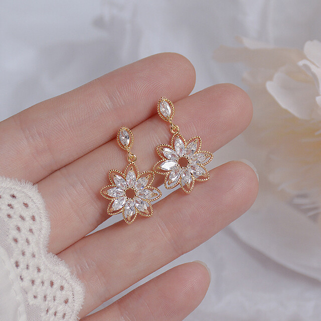 Yuki's 14K Real Gold Dainty Korean Flower Earrring for Women Bling AAA Zirconia Hollow Lace Stud Earring Wedding Brincos Bijoux Gift