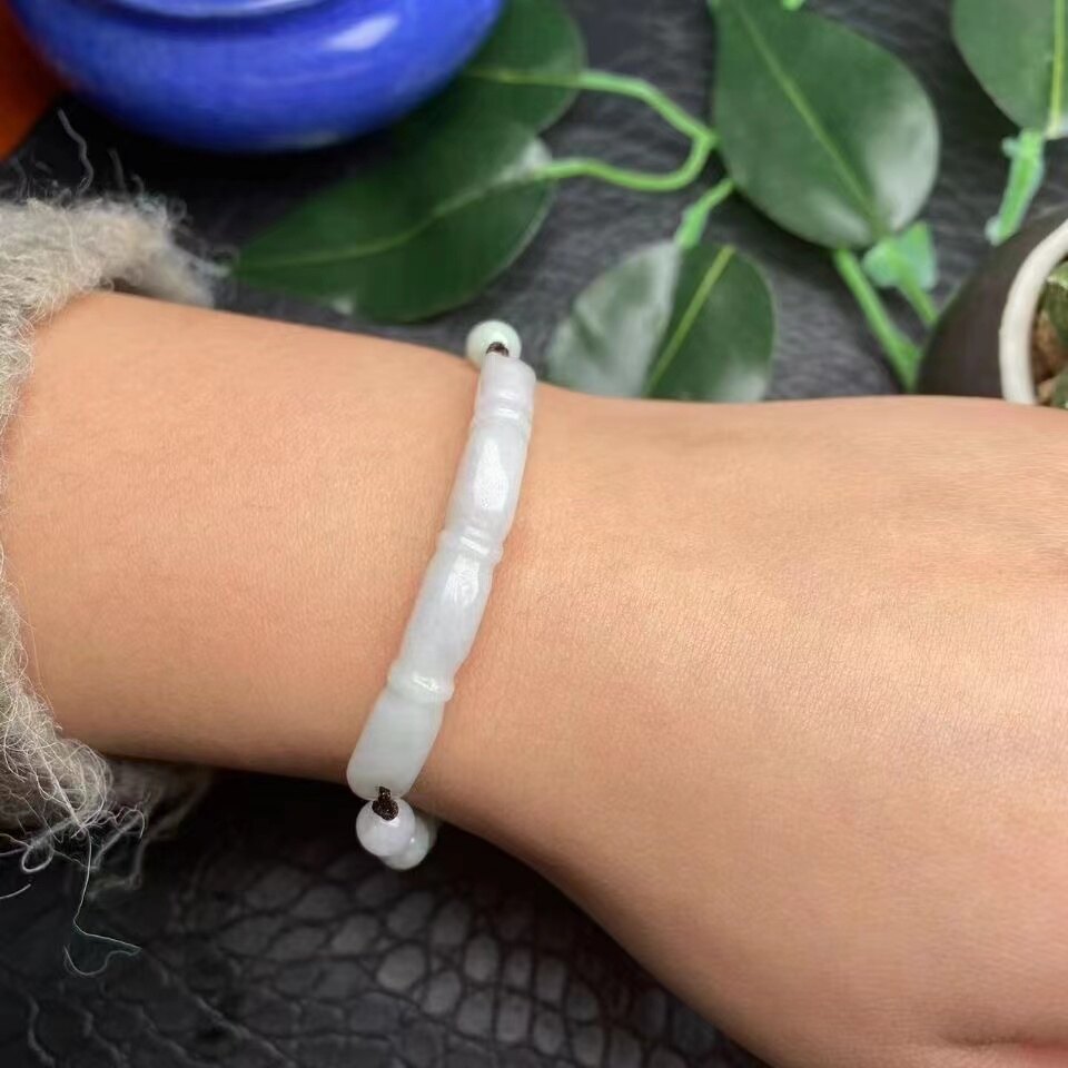 The natural Jadeite jade lotus root bracelet is rising step by step. The jade bracelet