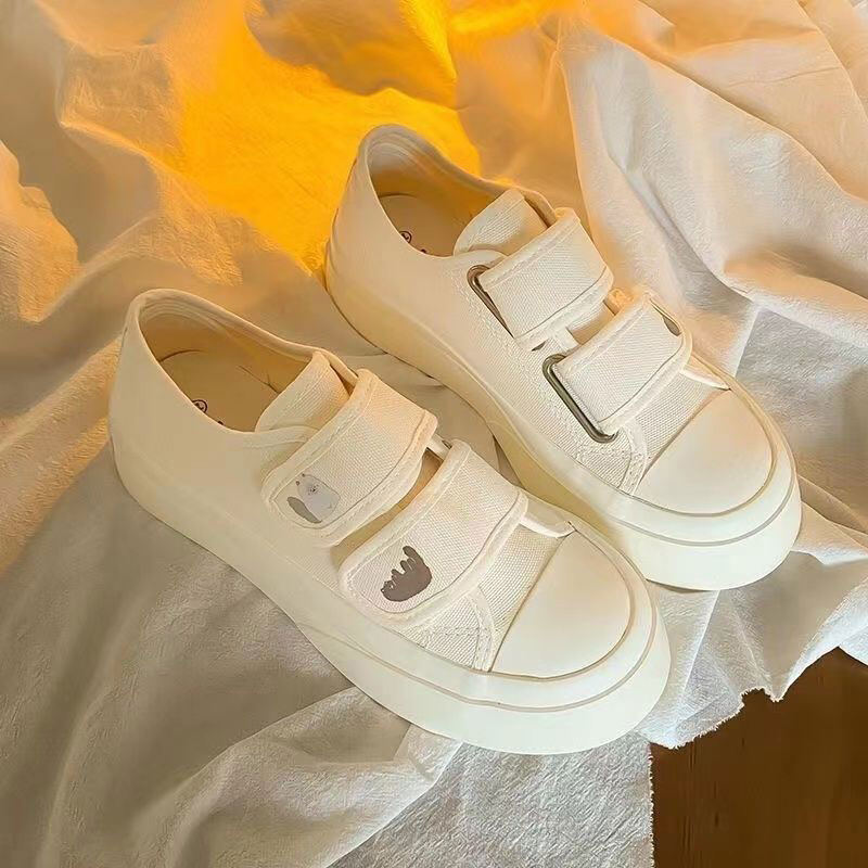 MINGSHENG sneakers&Chunky Sneakers with minimalist  light and airy and it has low top round toe for women 