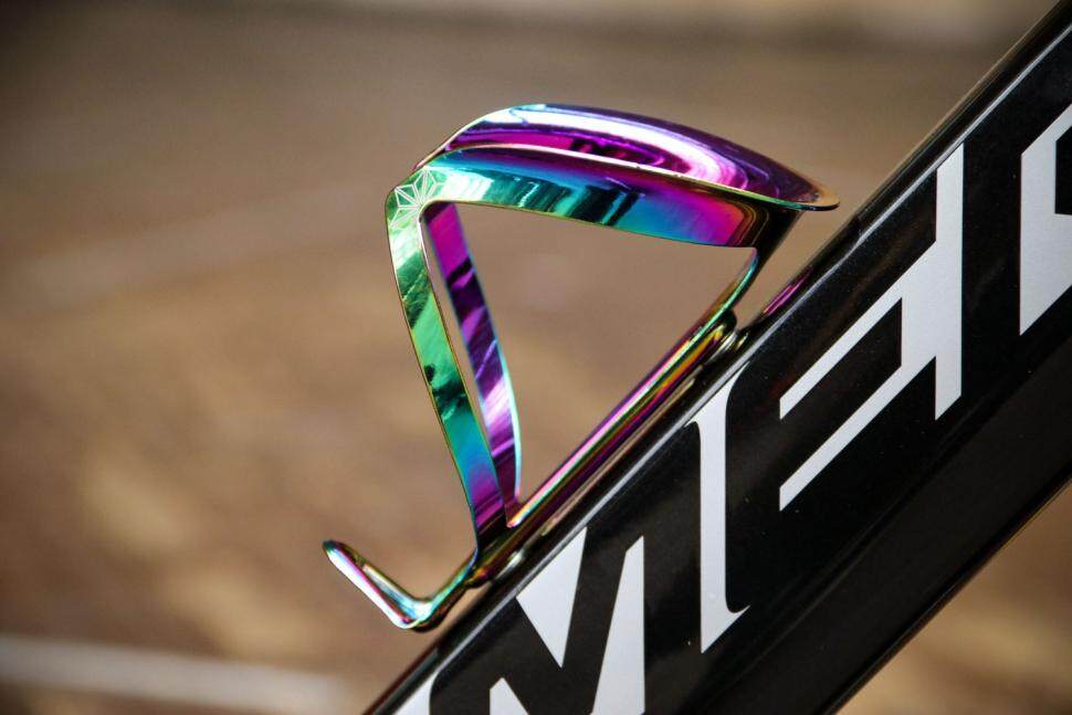 supacaz oil slick bottle cage